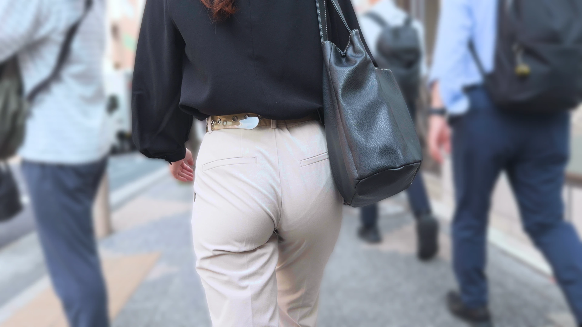 歩行記録0375「清楚感あふれる白スラックスにPラインの誘惑」(全2名)
