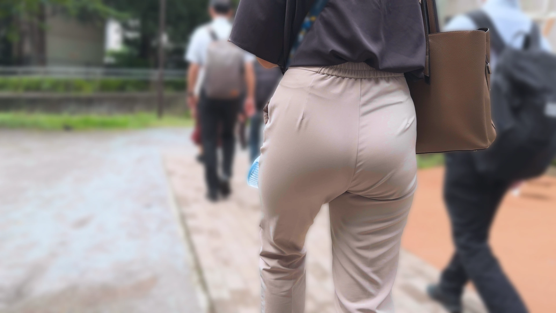 歩行記録0380「ベージュ系スラックスに包まれた豊満ヒップを凝視」(全2名)