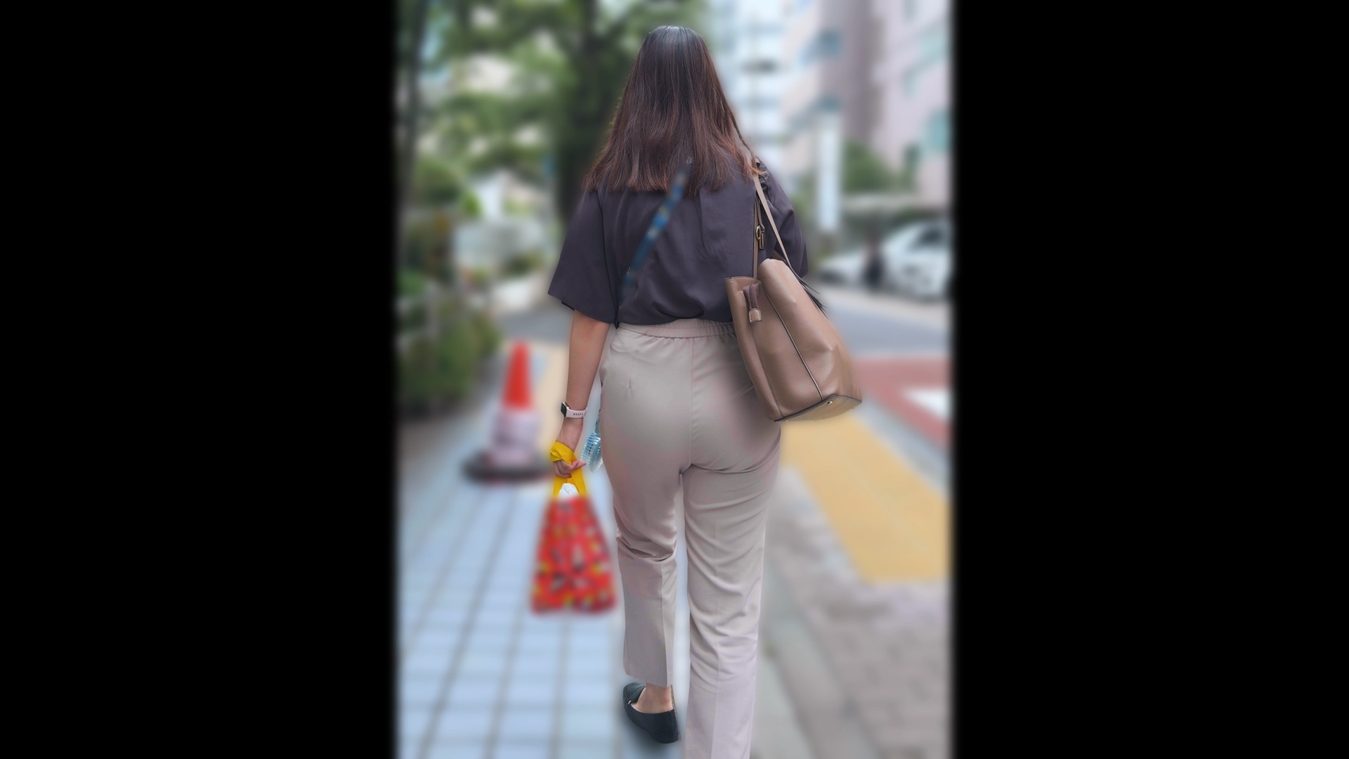 歩行記録0380「ベージュ系スラックスに包まれた豊満ヒップを凝視」(全2名)