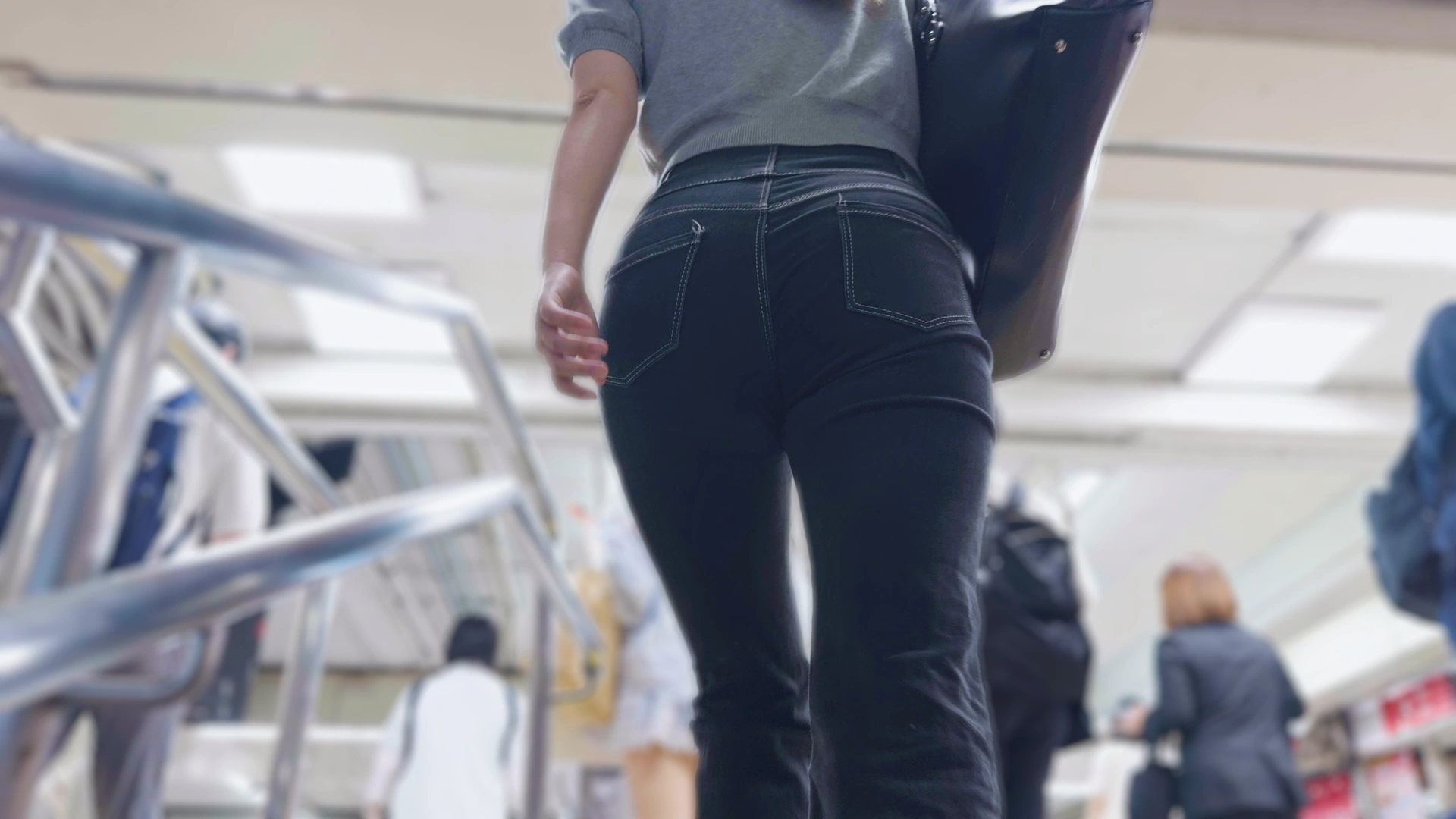 歩行記録0381「弾力美尻が魅力の若い女性を屋内と屋外でじっくりと観察」(全2名)
