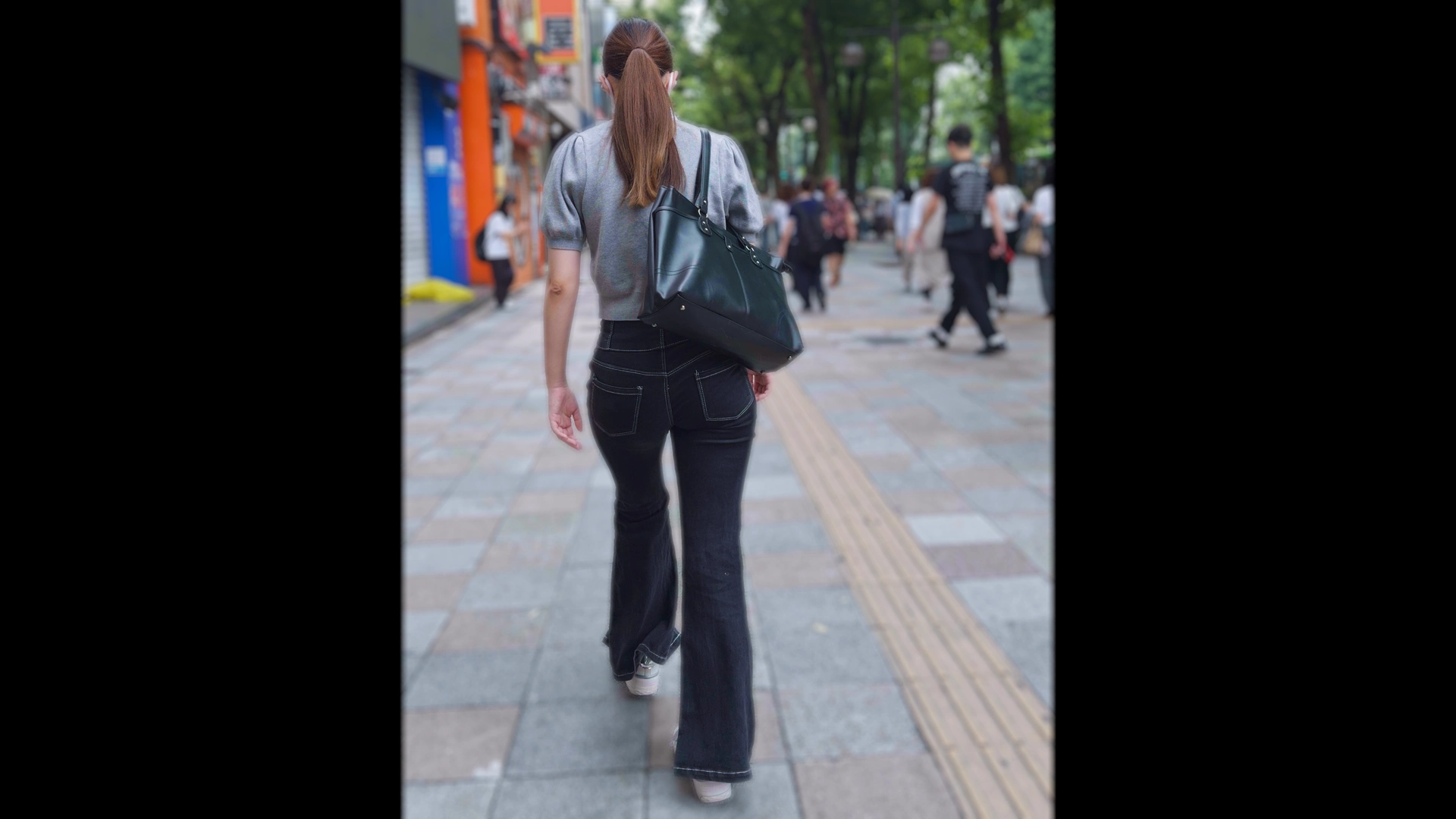 歩行記録0381「弾力美尻が魅力の若い女性を屋内と屋外でじっくりと観察」(全2名)