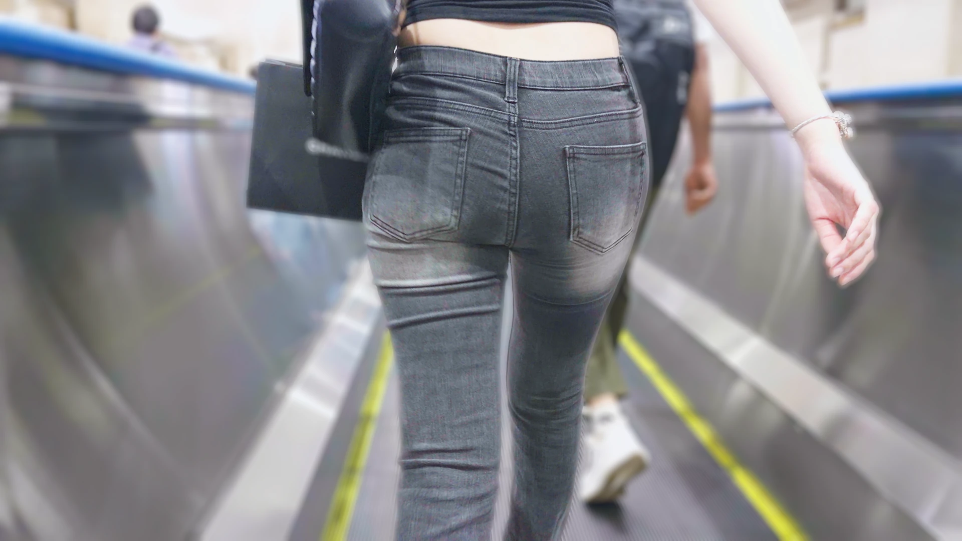 歩行記録0381「弾力美尻が魅力の若い女性を屋内と屋外でじっくりと観察」(全2名)