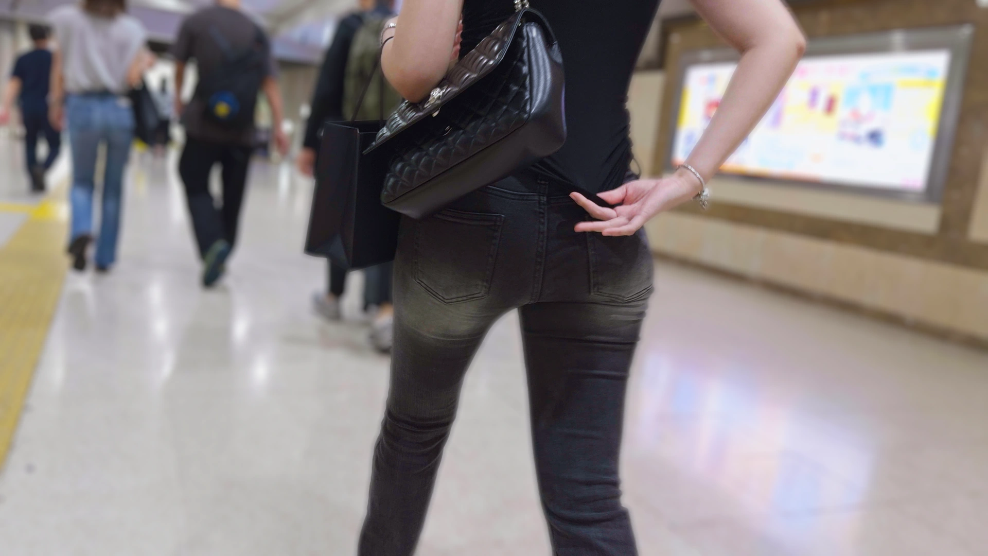 歩行記録0381「弾力美尻が魅力の若い女性を屋内と屋外でじっくりと観察」(全2名)