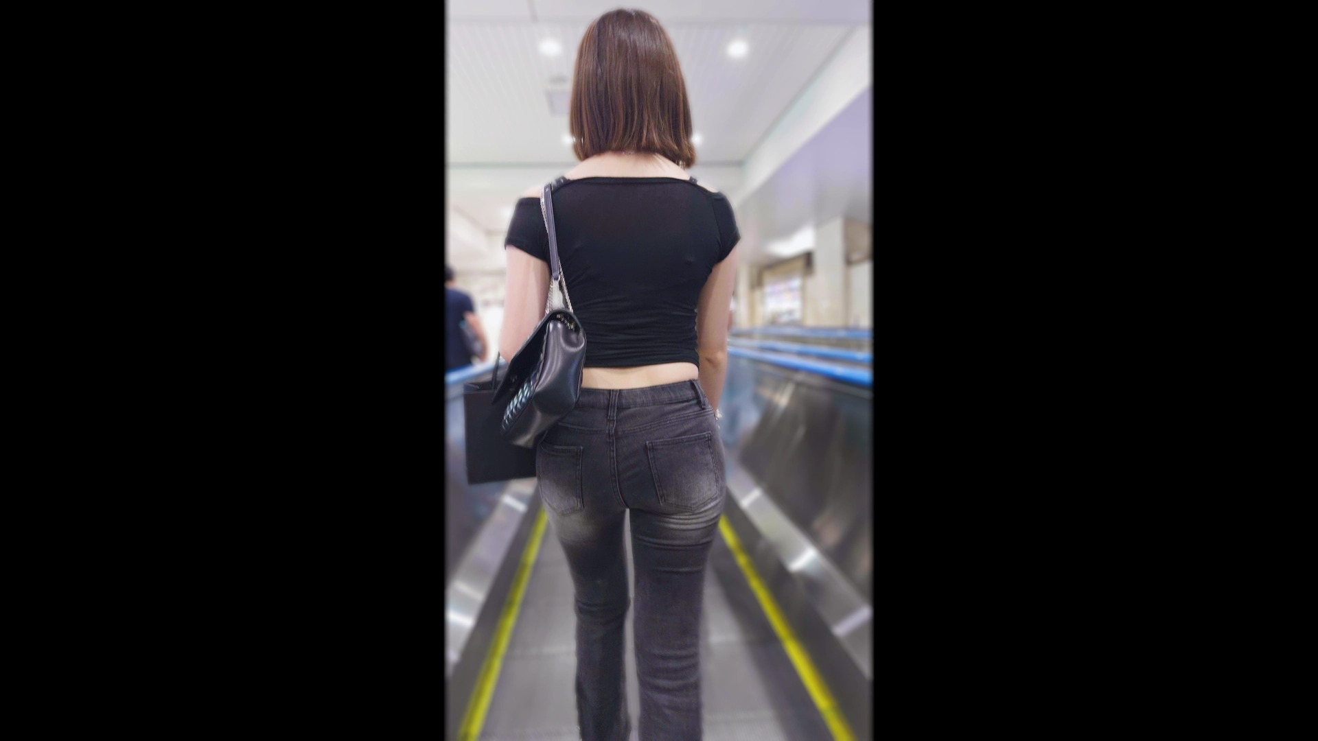 歩行記録0381「弾力美尻が魅力の若い女性を屋内と屋外でじっくりと観察」(全2名)