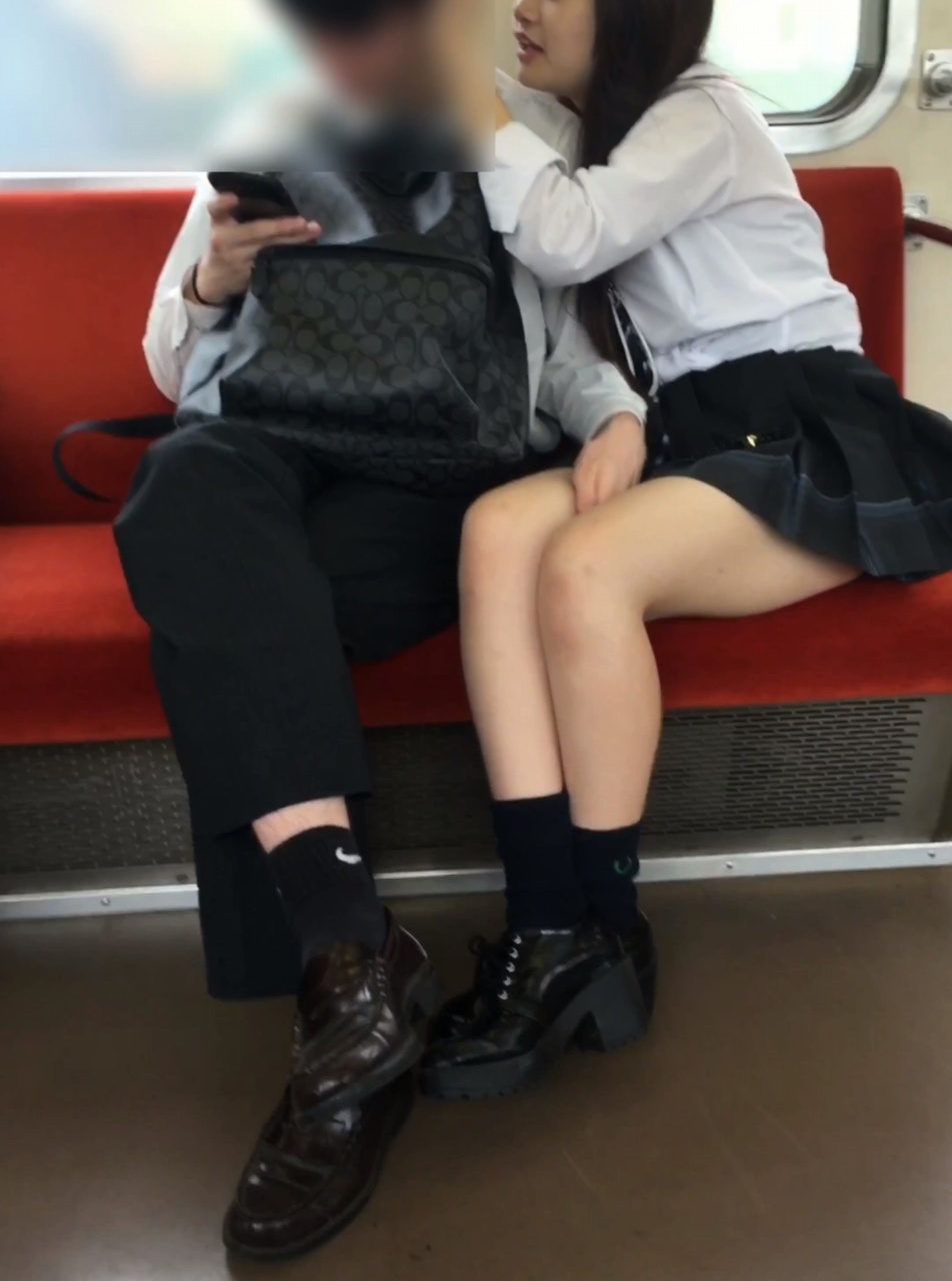 【再販】河北麻○子似の制服電車内カップルに対面から制裁 gallery photo 2