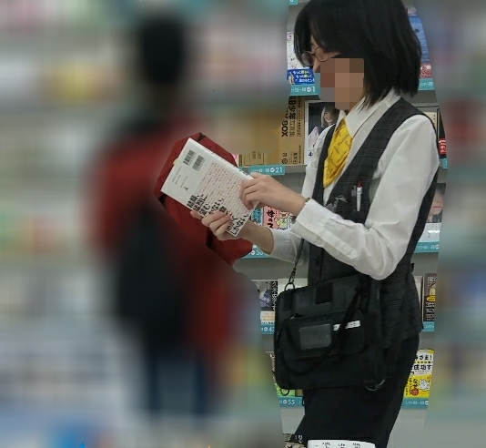 パンチラ逆さ撮り 某書店店員さん gallery photo 1