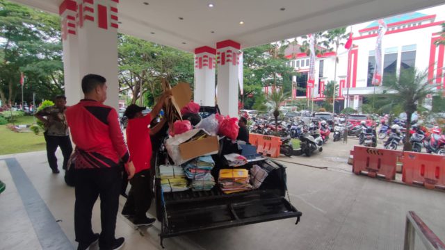 Penyerahan Sampah DPMD kepada Bank Sampah DLHK (Humas DPMD Kukar)