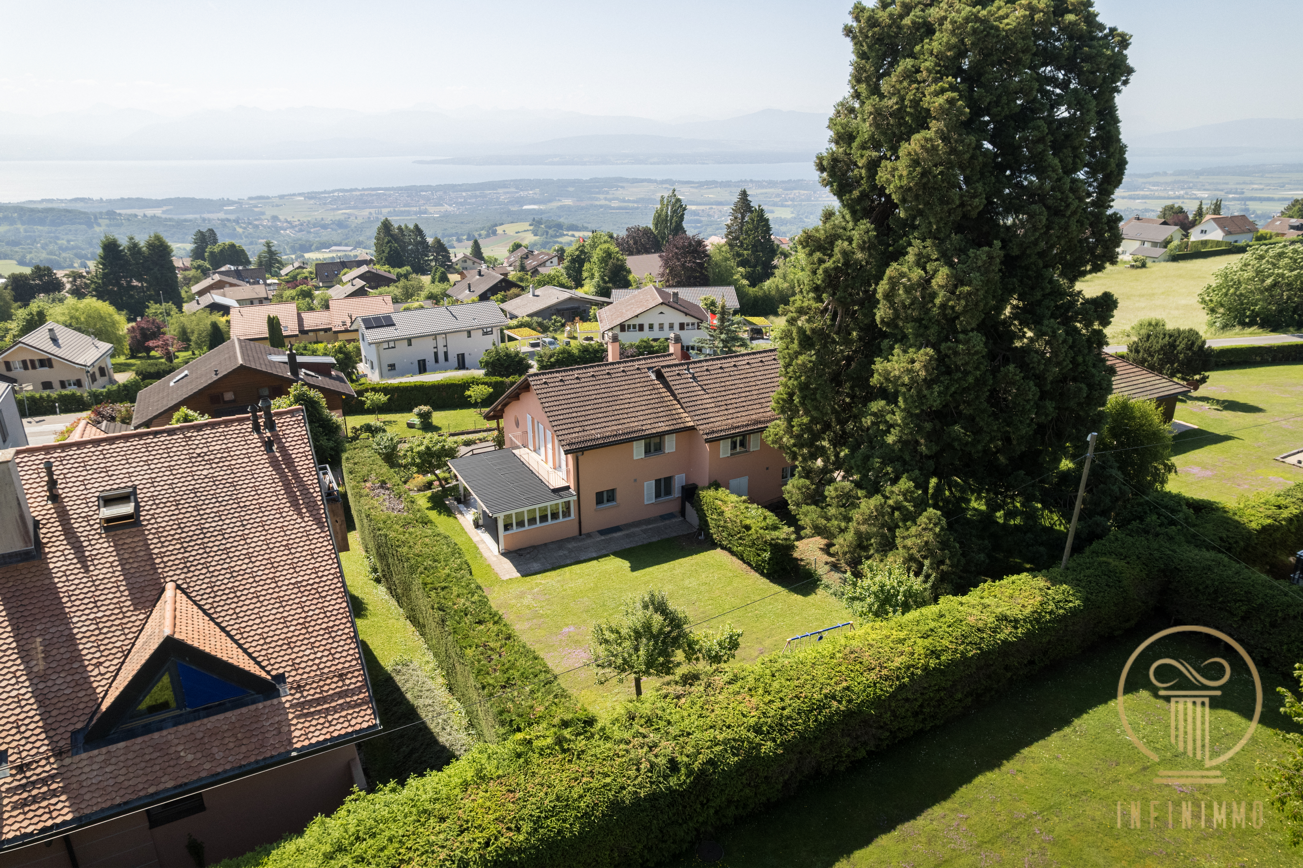 Exclusivité! ARZIER-LE-MUIDS - magnifique villa jumelle de 6.5 pièces - Prix négociable.