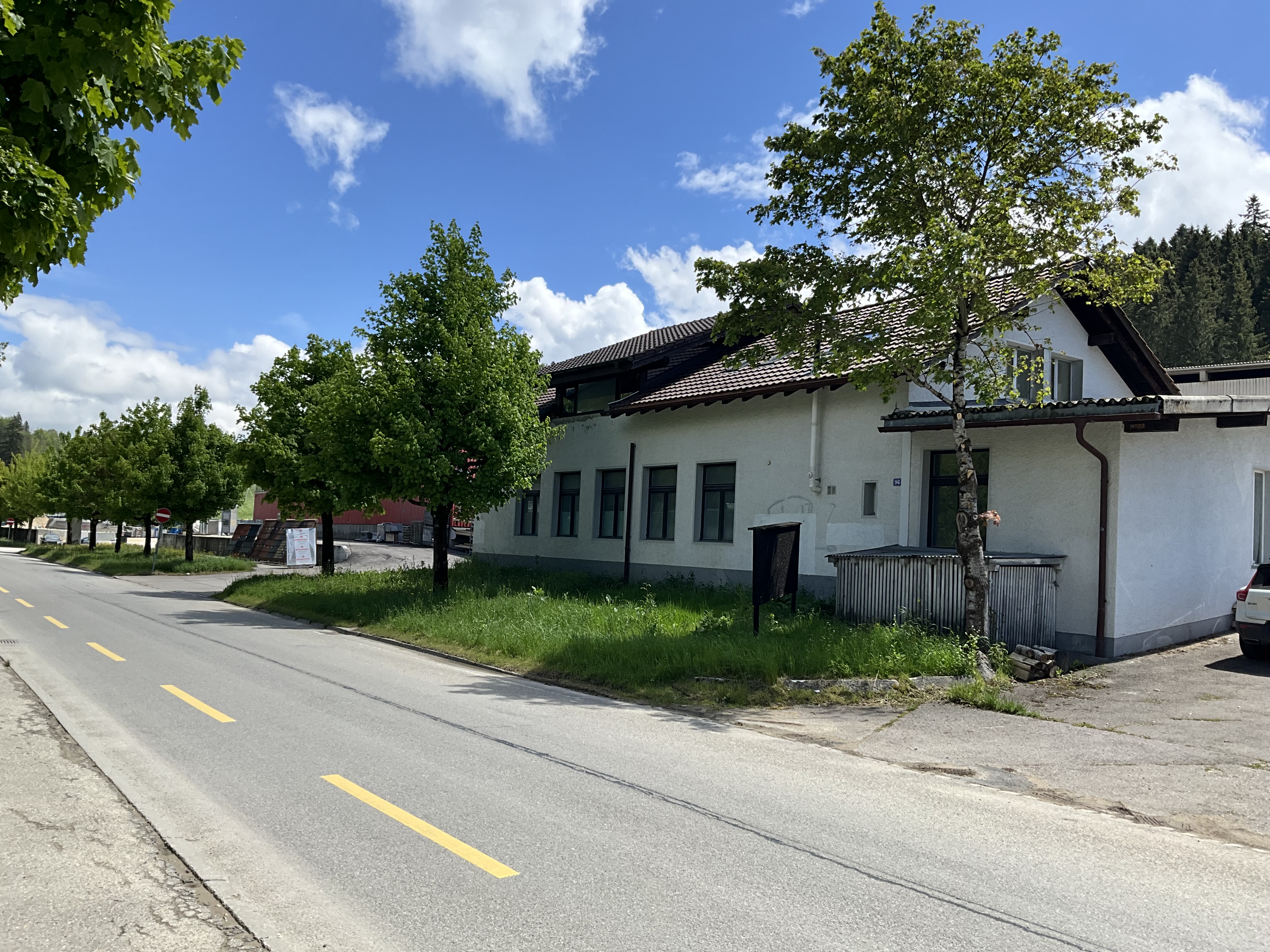 Surface artisanale et administrative idéalement située