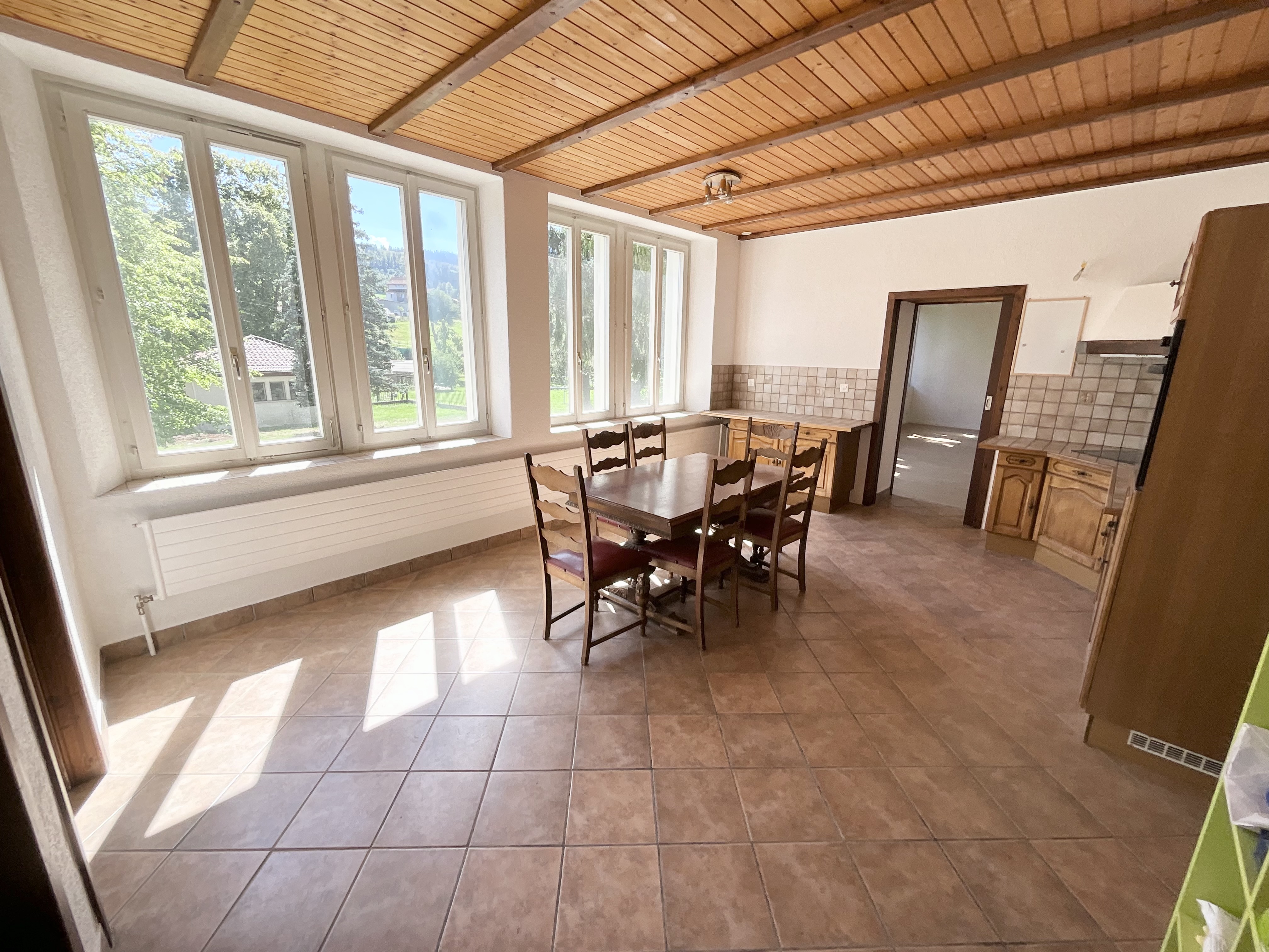 Appartement lumineux au rez-de-chaussée – beaux volumes et espaces polyvalents