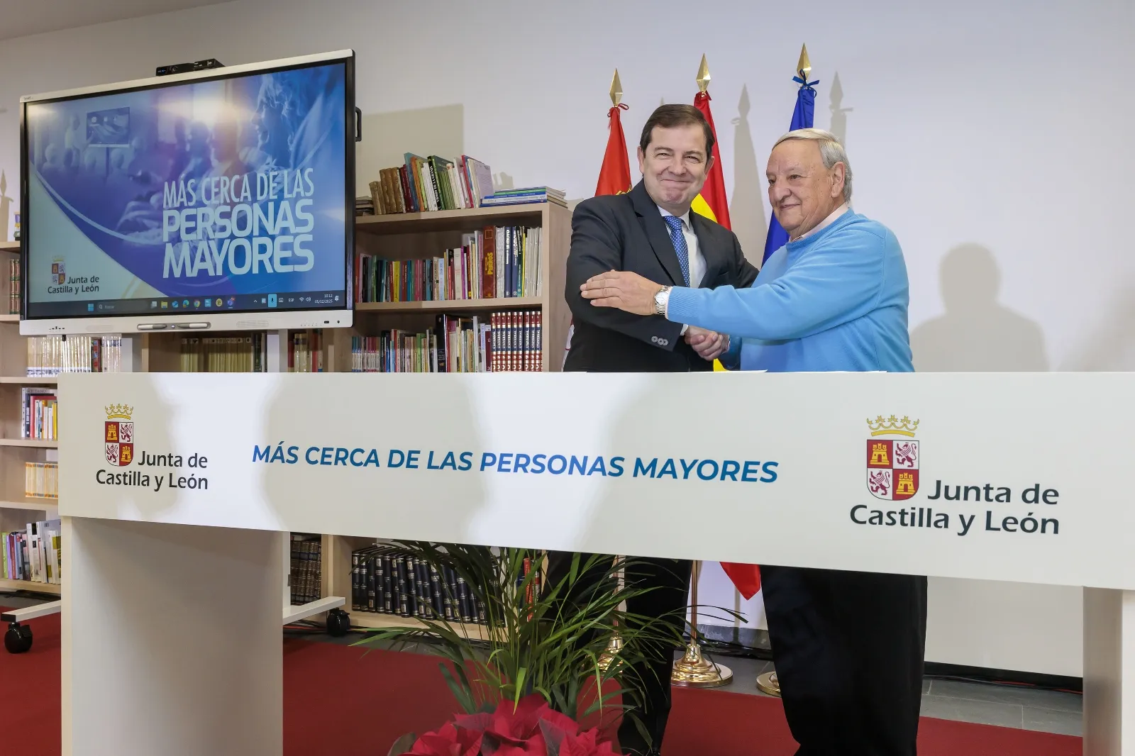 La Junta entrega 1.200 pantallas interactivas a mayores con 3 millones de inversión