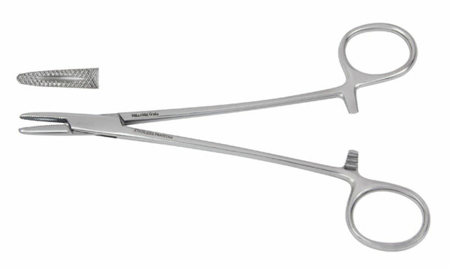 Porta-agulha, elemento importante para montar a mesa cirúrgica.