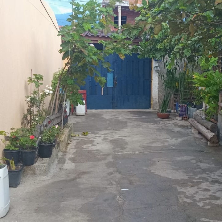 Ver detalhes: Sobrado 'a venda 100 metros da pista no Bairro Perequê-Mirim com 03 dormitórios, 2 banheiros, cozinha, sala de estar, cozinha, lavanderia, churrasqueira. Não alaga. laje, piso frio. (Ref. 1992)