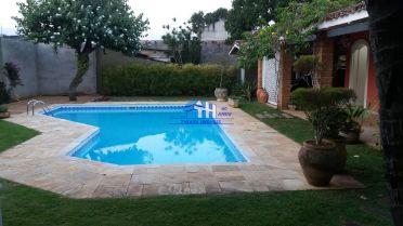 Ver detalhes: Excelente casa construída em 2 lotes, com piscina e churrasqueira no Bairro: Poiares, Caraguatatuba/SP (Ref. 2019)