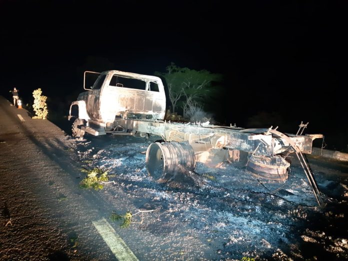 Caminhão incendiado é abandonado próximo a Barreirinhas