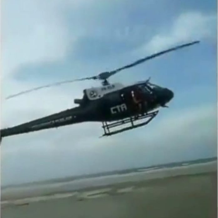 Helicóptero do CTA aborda motorista cometendo infração em praia