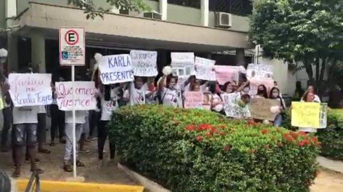 Manifestação cobra justiça para caso de feminicídio em Imperatriz.