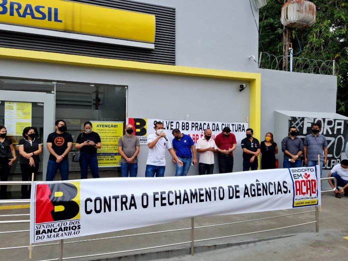 Servidores protestam contra fechamento de agência do Banco do Brasil