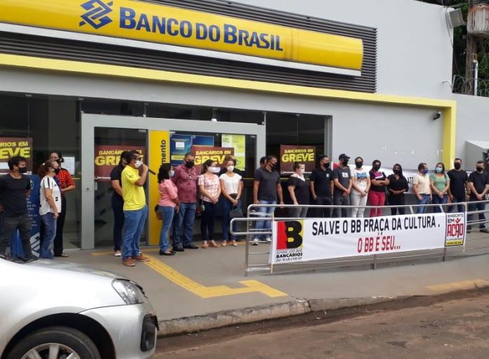 Continuam protestos contra fechamento de agências bancárias