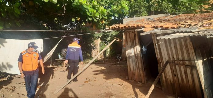 Defesa Civil e bombeiros interditam casa