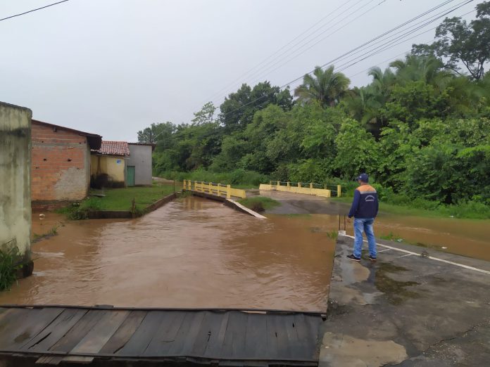 Riacho transborda após madrugada de chuva