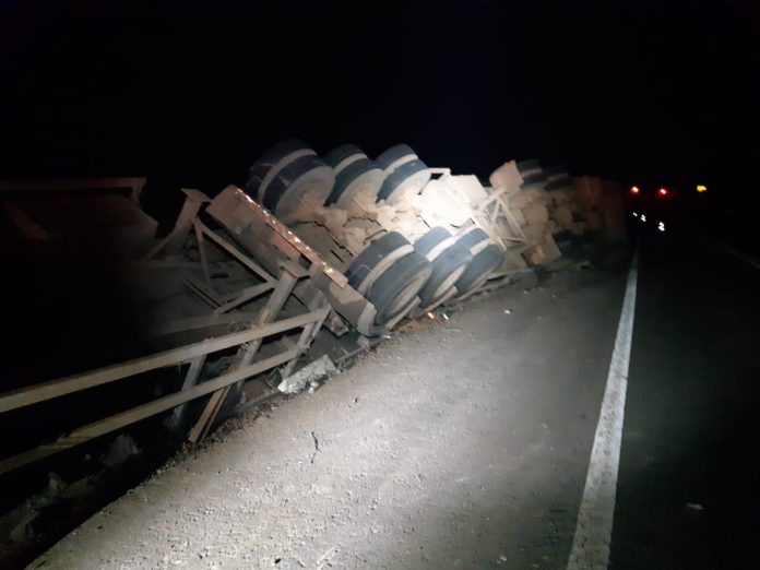 Carreta tomba na BR-222 e tem 90% da carga saqueada