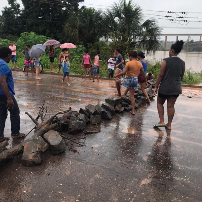 Moradores interditam BR-222 por risco de transbordamento do rio