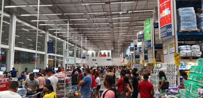 Aglomeração em supermercado de Imperatriz