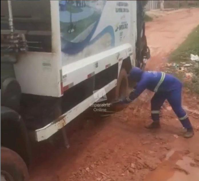 Carro de lixo atola durante coleta em Imperatriz