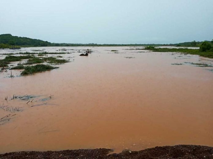 Moradores pedem explicação sobre transbordamento de barragem