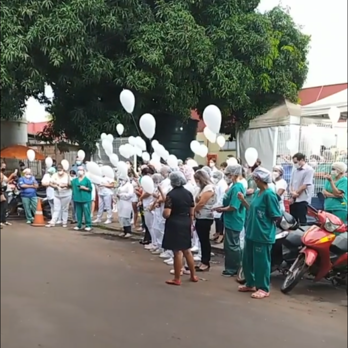 Profissionais da saúde fazem homenagem para vítima da Covid-19