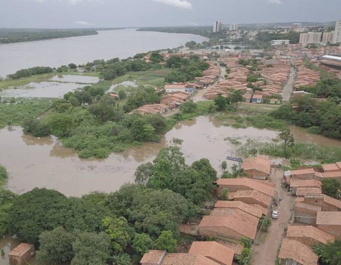 Rio Tocantins transborda e invade casas e ruas