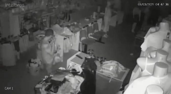 Homem suspeito de invadir e furtar loja é agredido por testemunhas