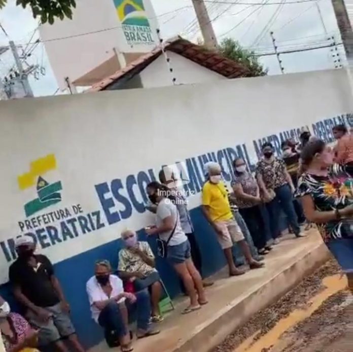 Familiares reclamam de fila na vacinação contra a covid-19 dos idosos