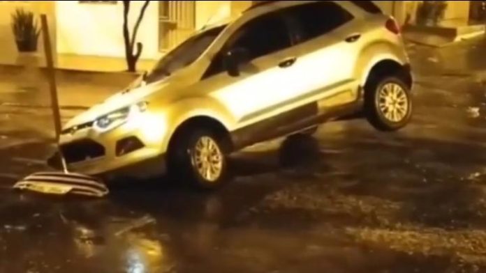 Buracos na rua Coronel Manoel Bandeira causam transtornos aos condutores de Imperatriz