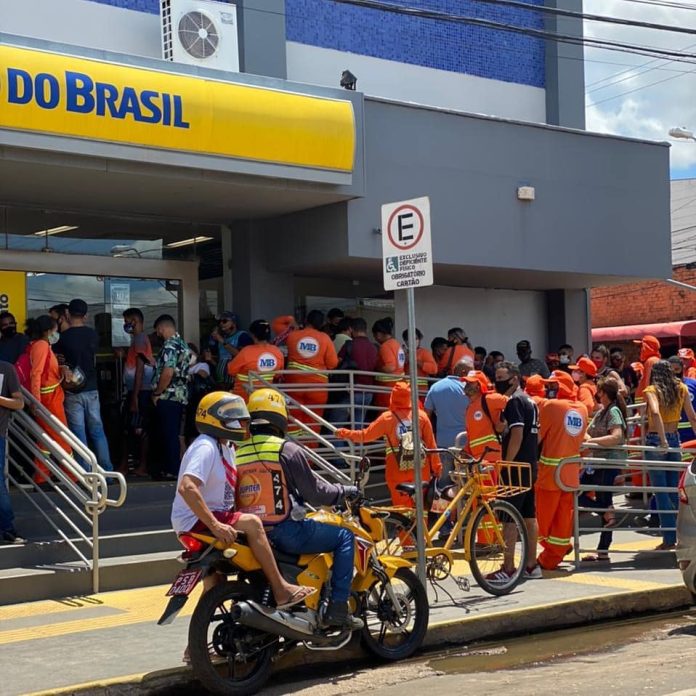 Clientes enfrentam filas e demora no atendimento em agência do Banco do Brasil