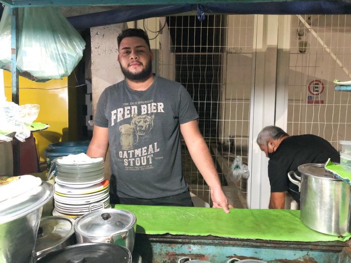 Vitor Emanoel trabalha há 4 anos como vendedor de panelada no bairro Quatro Bocas