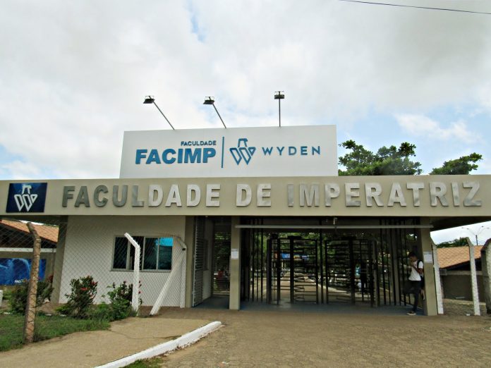 Alunos da faculdade de Imperatriz fazem protesto