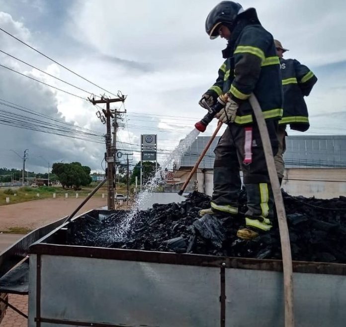 Bombeiros evitam incêndio em carga de caminhão