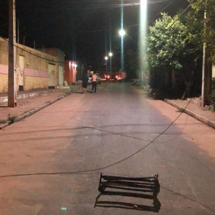 Caminhão destrói fios de energia elétrica em ruas de Imperatriz