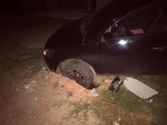 Carro cai em buraco de rua no bairro Santa Inês