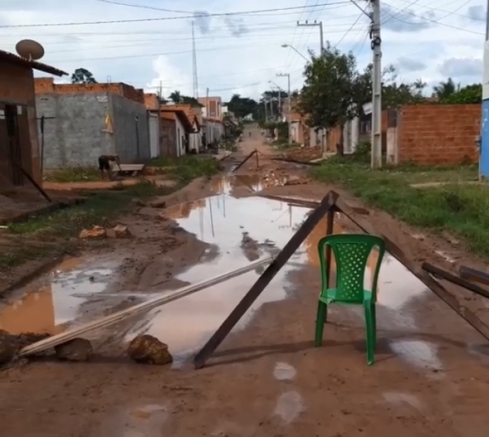 Moradores interditam rua intrafegável no Parque Sanharol