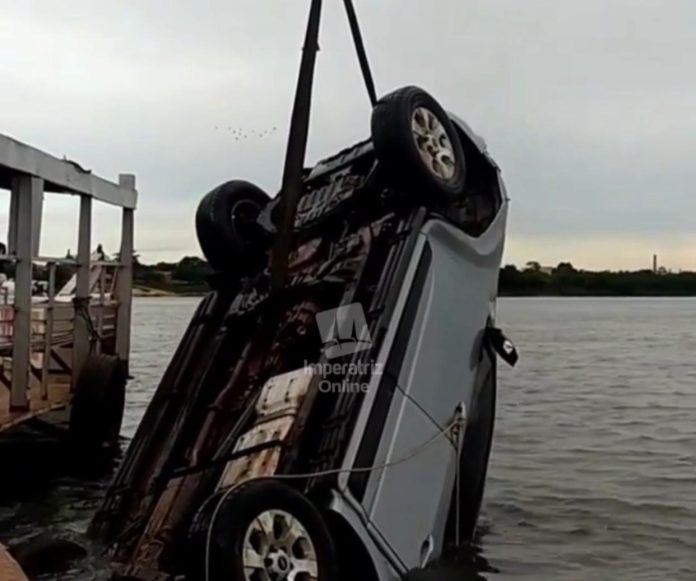 Caminhonete que caiu ontem no Rio Tocantins é retirada pelos bombeiros