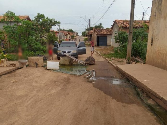 Moradores interditam rua e cobram melhoria