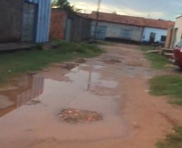 Moradores reclamam de rua cheia de buracos e lama