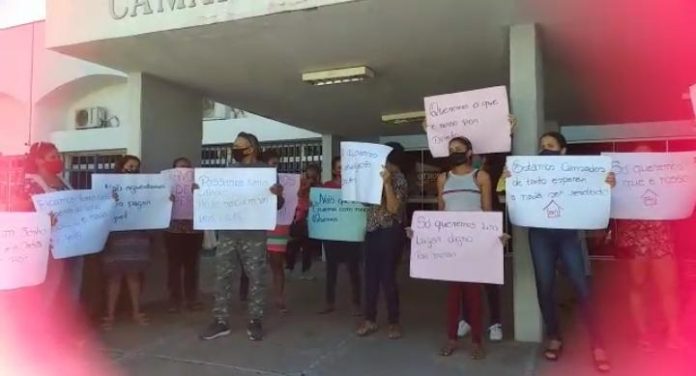 Sorteados do Conjunto Canto da Serra manifestam na Câmara Municipal