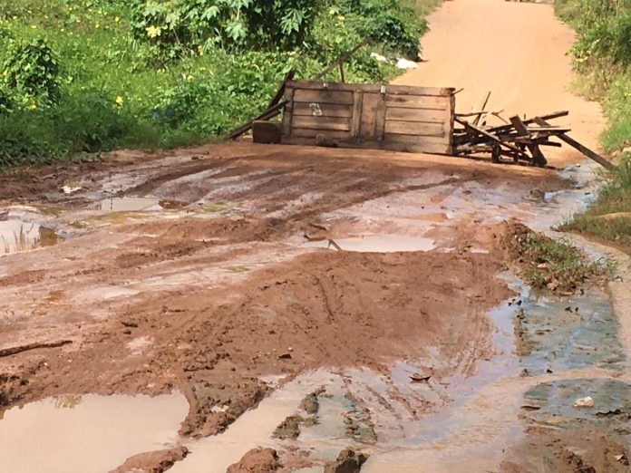 Moradores interditam rua e cobram melhorias