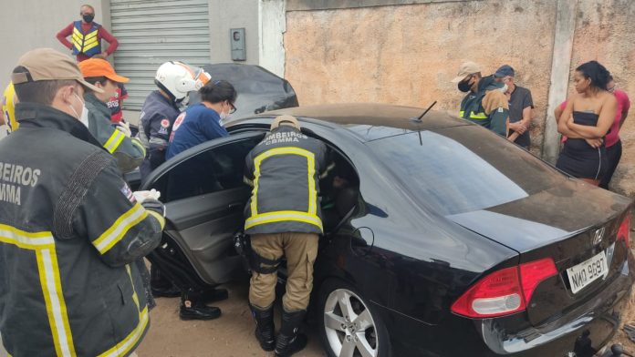 Motorista fica preso nas ferragens em grave acidente no Centro