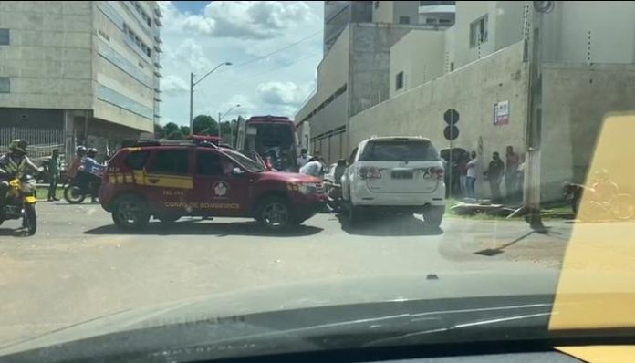 Motociclista fica preso embaixo de carro em acidente