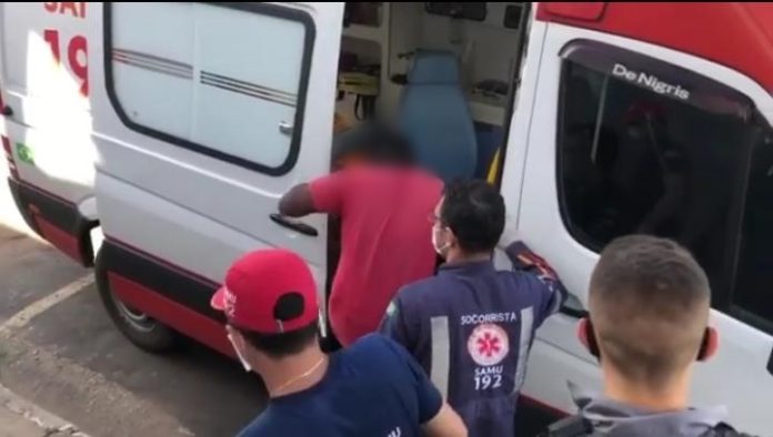 Homem é preso por agredir criança com cabos de energia